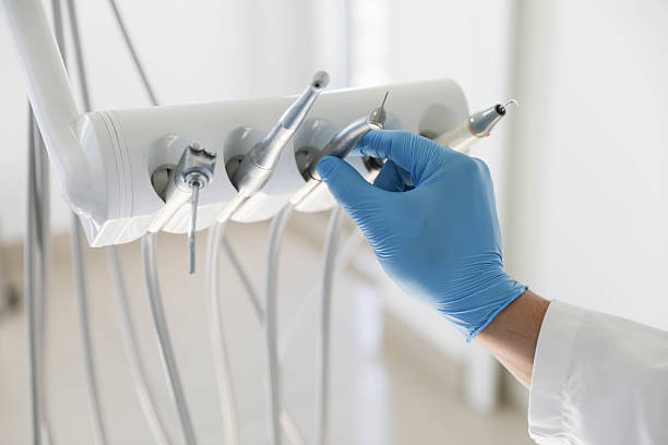 Professional Tooth Extraction technician working in Laureles, TX